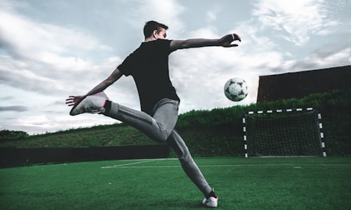 世界杯预测网团队工作场景 - 数据分析师正在查看足球比赛数据可视化图表